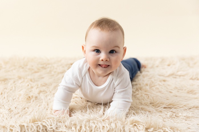 Minimalist milestone photos. Sitter photos ideas. Simple baby boy half birthday photos. Séance milestone pour bébé à Montréal. Séance photo milestone à Montréal. Photographe bébé Montréal. Montreal milestone baby photoshoot. Montreal sitter session. Montreal baby photographer.