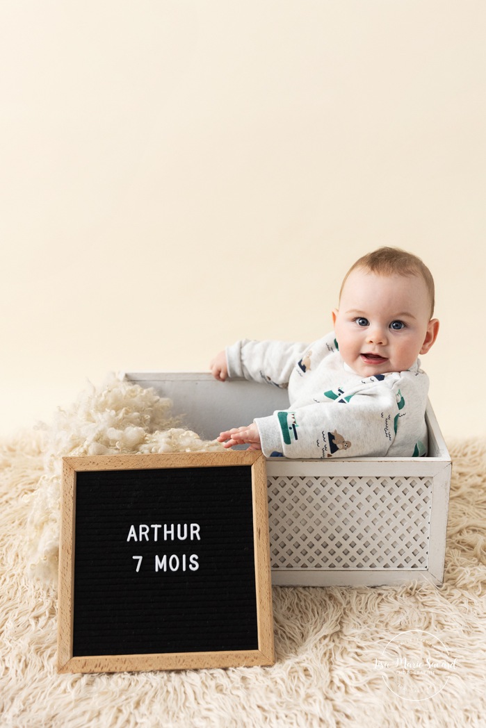 Minimalist milestone photos. Sitter photos ideas. Simple baby boy half birthday photos. Séance milestone pour bébé à Montréal. Séance photo milestone à Montréal. Photographe bébé Montréal. Montreal milestone baby photoshoot. Montreal sitter session. Montreal baby photographer.