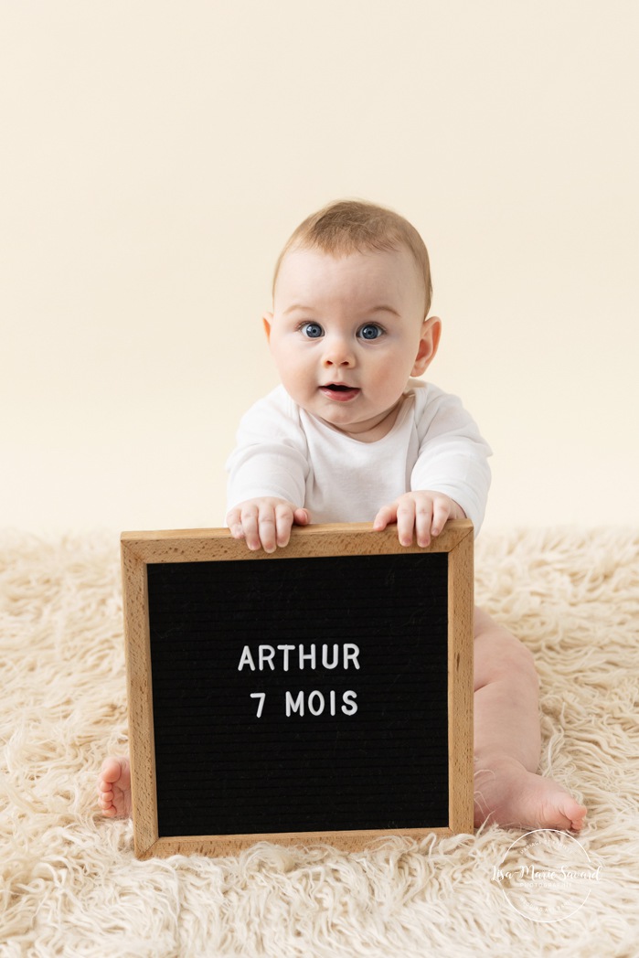 Minimalist milestone photos. Sitter photos ideas. Simple baby boy half birthday photos. Séance milestone pour bébé à Montréal. Séance photo milestone à Montréal. Photographe bébé Montréal. Montreal milestone baby photoshoot. Montreal sitter session. Montreal baby photographer.