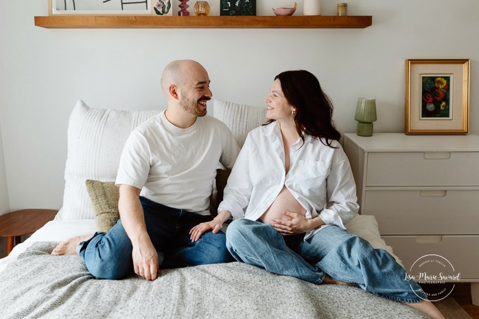 In-home maternity photos. Bedroom maternity photos. Simple at-home maternity photos. Photos de maternité à domicile à Montréal. Photographe maternité Montréal. Montreal in-home maternity photos. Montreal maternity photographer.