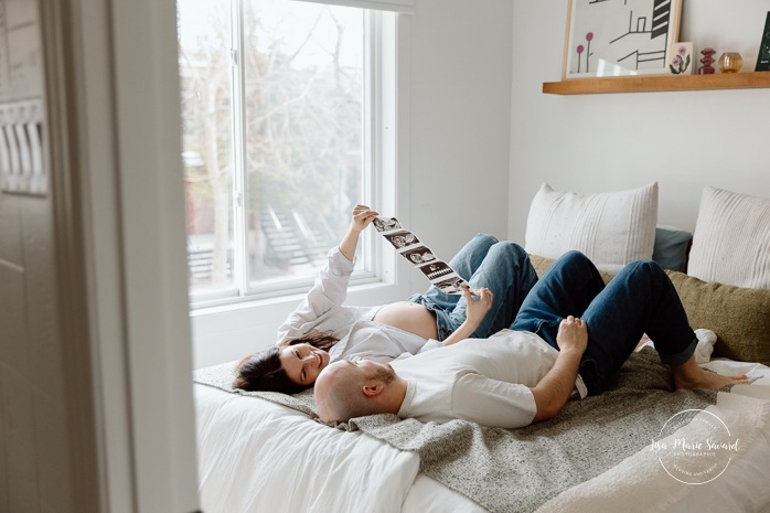 In-home maternity photos. Bedroom maternity photos. Simple at-home maternity photos. Photos de maternité à domicile à Montréal. Photographe maternité Montréal. Montreal in-home maternity photos. Montreal maternity photographer.