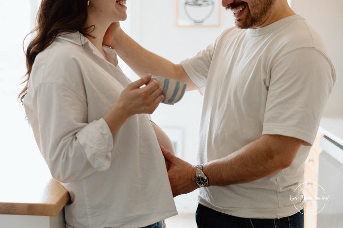 In-home maternity photos. Kitchen maternity photos. Simple at-home maternity photos. Photos de maternité à domicile à Montréal. Photographe maternité Montréal. Montreal in-home maternity photos. Montreal maternity photographer.