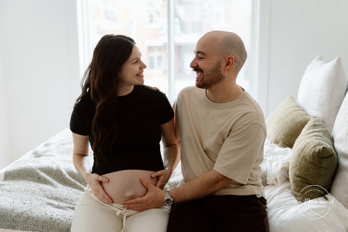 In-home maternity photos. Bedroom maternity photos. Simple at-home maternity photos. Photos de maternité à domicile à Montréal. Photographe maternité Montréal. Montreal in-home maternity photos. Montreal maternity photographer.