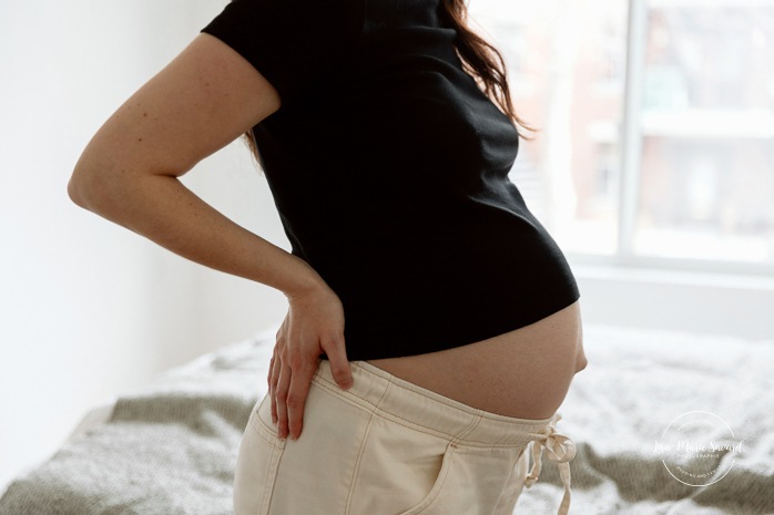 In-home maternity photos. Bedroom maternity photos. Simple at-home maternity photos. Photos de maternité à domicile à Montréal. Photographe maternité Montréal. Montreal in-home maternity photos. Montreal maternity photographer.