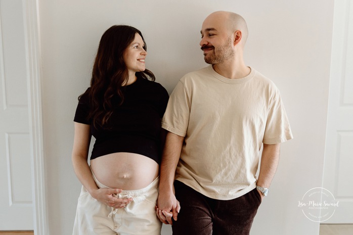 In-home maternity photos. Living room maternity photos. Simple at-home maternity photos. Photos de maternité à domicile à Montréal. Photographe maternité Montréal. Montreal in-home maternity photos. Montreal maternity photographer.
