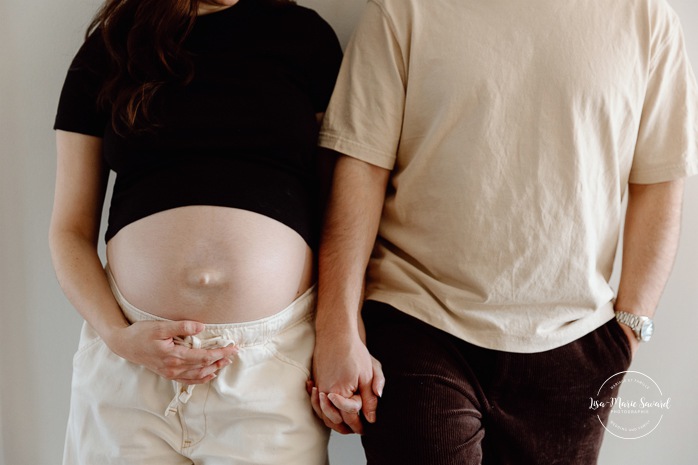 In-home maternity photos. Living room maternity photos. Simple at-home maternity photos. Photos de maternité à domicile à Montréal. Photographe maternité Montréal. Montreal in-home maternity photos. Montreal maternity photographer.