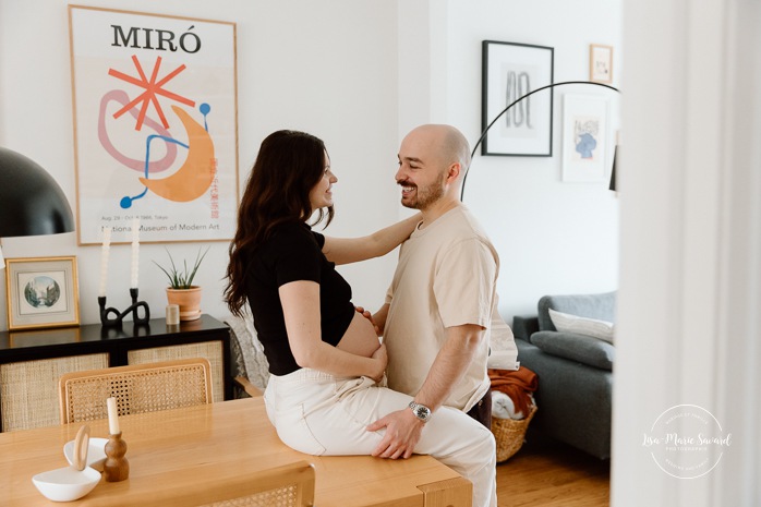 In-home maternity photos. Dining room maternity photos. Simple at-home maternity photos. Photos de maternité à domicile à Montréal. Photographe maternité Montréal. Montreal in-home maternity photos. Montreal maternity photographer.