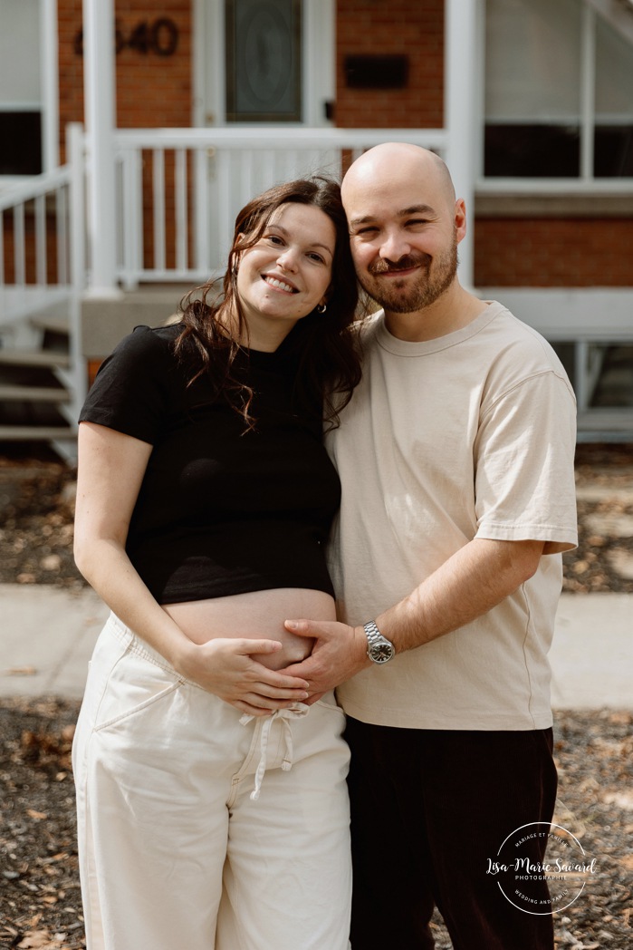 In-home maternity photos. Maternity photos front balcony. Simple at-home maternity photos. Photos de maternité à domicile à Montréal. Photographe maternité Montréal. Montreal in-home maternity photos. Montreal maternity photographer.