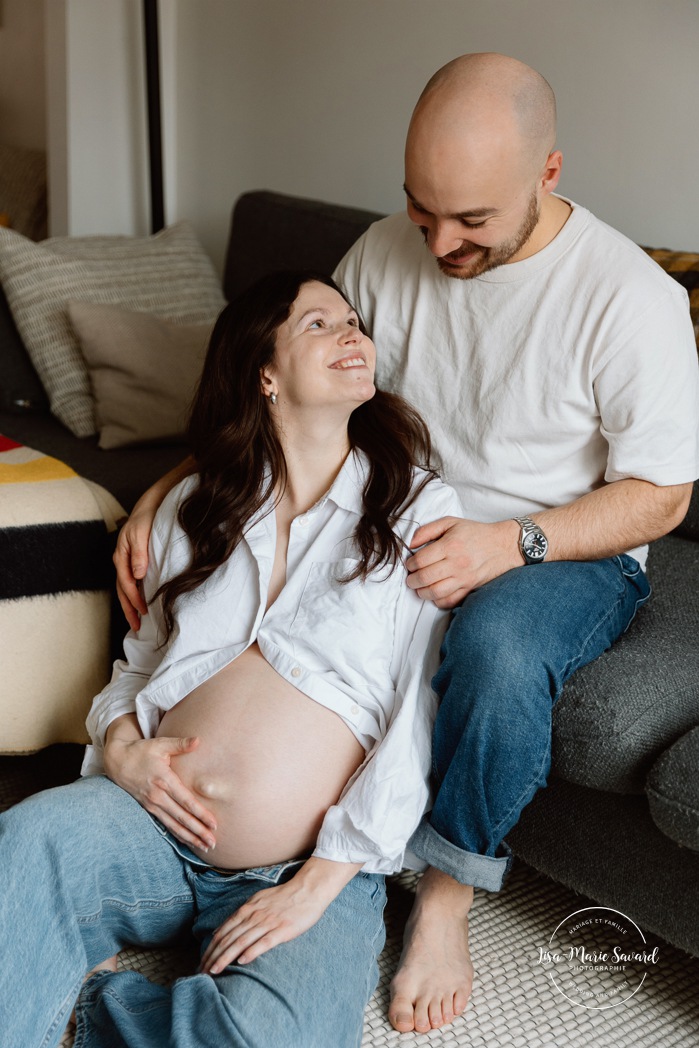 In-home maternity photos. Living room maternity photos. Simple at-home maternity photos. Photos de maternité à domicile à Montréal. Photographe maternité Montréal. Montreal in-home maternity photos. Montreal maternity photographer.