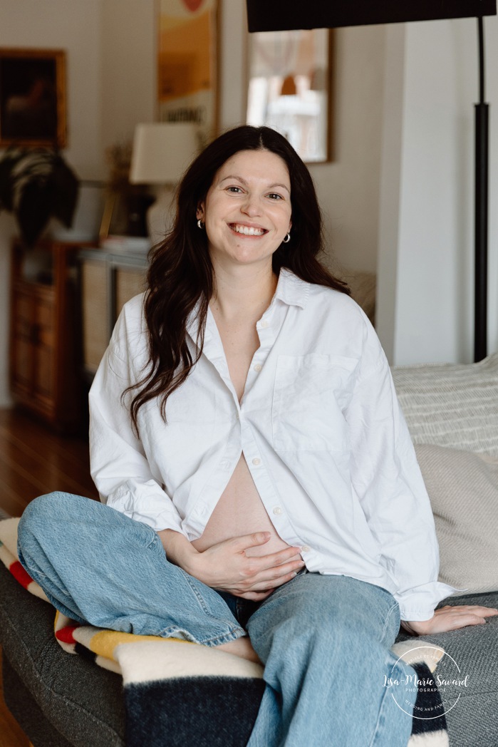 In-home maternity photos. Living room maternity photos. Simple at-home maternity photos. Photos de maternité à domicile à Montréal. Photographe maternité Montréal. Montreal in-home maternity photos. Montreal maternity photographer.