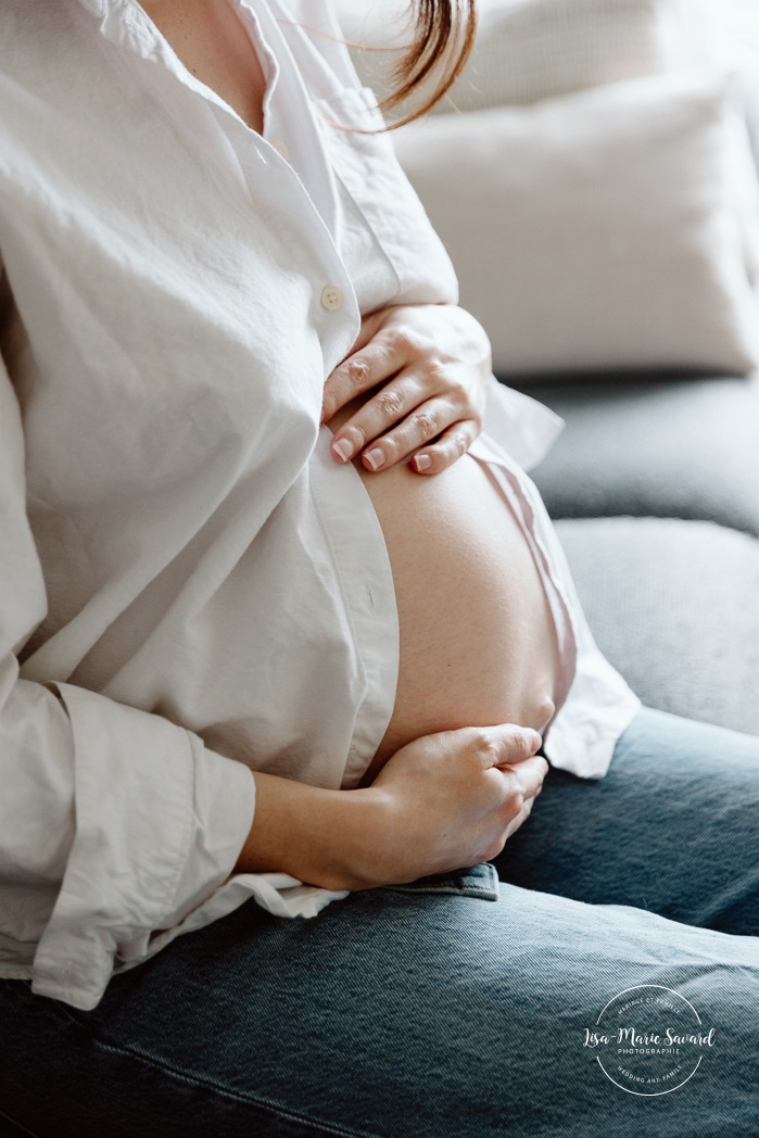 In-home maternity photos. Living room maternity photos. Simple at-home maternity photos. Photos de maternité à domicile à Montréal. Photographe maternité Montréal. Montreal in-home maternity photos. Montreal maternity photographer.