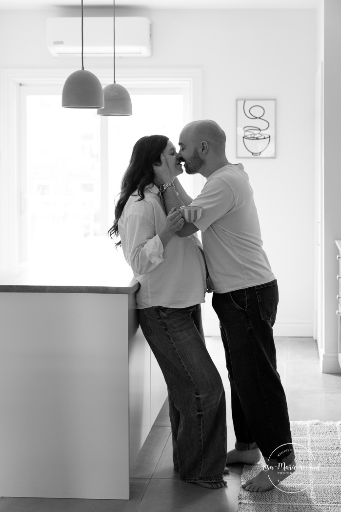 In-home maternity photos. Kitchen maternity photos. Simple at-home maternity photos. Photos de maternité à domicile à Montréal. Photographe maternité Montréal. Montreal in-home maternity photos. Montreal maternity photographer.