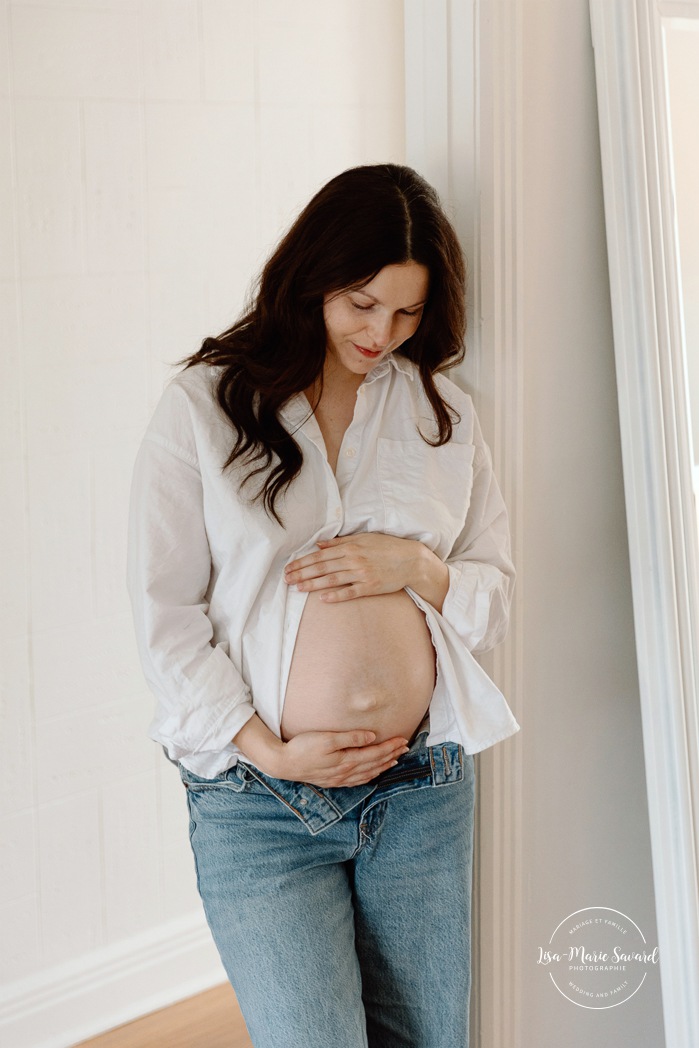 In-home maternity photos. Living room maternity photos. Simple at-home maternity photos. Photos de maternité à domicile à Montréal. Photographe maternité Montréal. Montreal in-home maternity photos. Montreal maternity photographer.