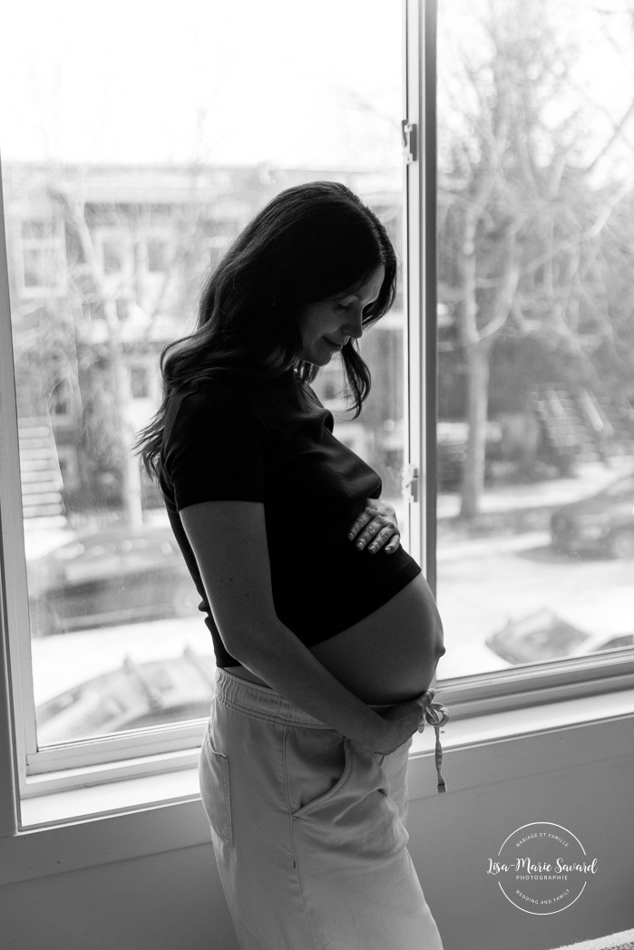 In-home maternity photos. Bedroom maternity photos. Simple at-home maternity photos. Photos de maternité à domicile à Montréal. Photographe maternité Montréal. Montreal in-home maternity photos. Montreal maternity photographer.