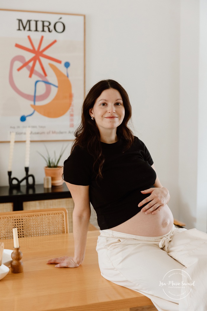 In-home maternity photos. Kitchen maternity photos. Simple at-home maternity photos. Photos de maternité à domicile à Montréal. Photographe maternité Montréal. Montreal in-home maternity photos. Montreal maternity photographer.