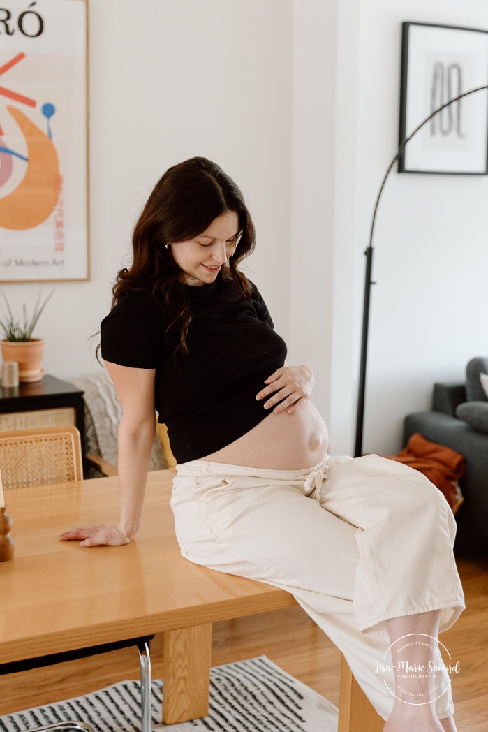 In-home maternity photos. Dining room maternity photos. Simple at-home maternity photos. Photos de maternité à domicile à Montréal. Photographe maternité Montréal. Montreal in-home maternity photos. Montreal maternity photographer.