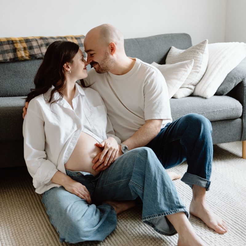In-home maternity photos. Living room maternity photos. Simple at-home maternity photos. Photos de maternité à domicile à Montréal. Photographe maternité Montréal. Montreal in-home maternity photos. Montreal maternity photographer.