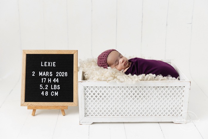 Mixed baby newborn photos. Biracial newborn photos. Minimalist newborn photos. Séance nouveau-né pour jumeaux à Montréal. Montreal twin newborn session. Photographe bébé Montréal. Montreal baby photographer.