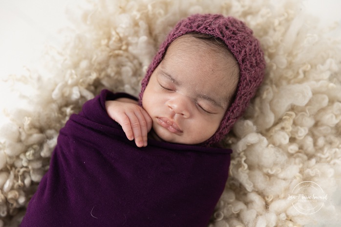 Mixed baby newborn photos. Biracial newborn photos. Minimalist newborn photos. Séance nouveau-né pour jumeaux à Montréal. Montreal twin newborn session. Photographe bébé Montréal. Montreal baby photographer.