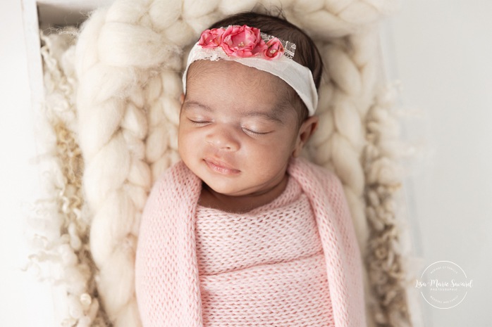 Mixed baby newborn photos. Biracial newborn photos. Minimalist newborn photos. Séance nouveau-né pour jumeaux à Montréal. Montreal twin newborn session. Photographe bébé Montréal. Montreal baby photographer.