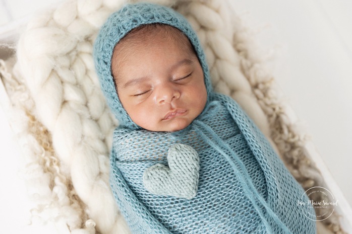 Mixed baby newborn photos. Biracial newborn photos. Minimalist newborn photos. Séance nouveau-né pour jumeaux à Montréal. Montreal twin newborn session. Photographe bébé Montréal. Montreal baby photographer.