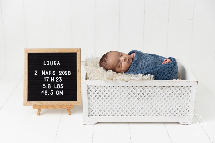 Mixed baby newborn photos. Biracial newborn photos. Minimalist newborn photos. Séance nouveau-né pour jumeaux à Montréal. Montreal twin newborn session. Photographe bébé Montréal. Montreal baby photographer.