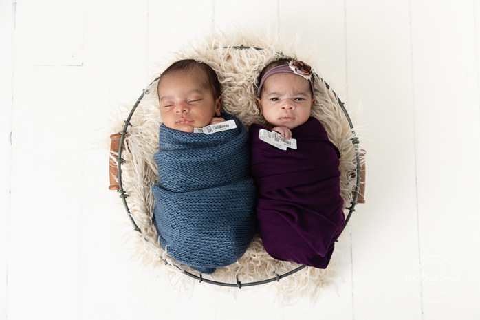 Twin newborn photos. In-studio twin newborn photos. Mixed baby newborn photos. Biracial newborn photos. Minimalist newborn photos. Séance nouveau-né pour jumeaux à Montréal. Montreal twin newborn session. Photographe bébé Montréal. Montreal baby photographer.