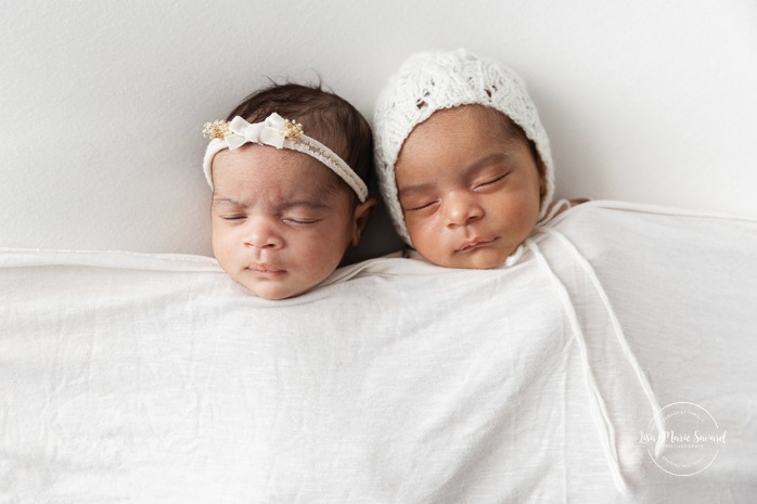 Twin newborn photos. In-studio twin newborn photos. Mixed baby newborn photos. Biracial newborn photos. Minimalist newborn photos. Séance nouveau-né pour jumeaux à Montréal. Montreal twin newborn session. Photographe bébé Montréal. Montreal baby photographer.