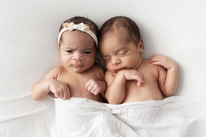 Twin newborn photos. In-studio twin newborn photos. Mixed baby newborn photos. Biracial newborn photos. Minimalist newborn photos. Séance nouveau-né pour jumeaux à Montréal. Montreal twin newborn session. Photographe bébé Montréal. Montreal baby photographer.