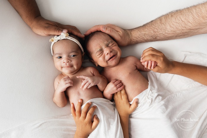 Twin newborn photos. In-studio twin newborn photos. Mixed baby newborn photos. Biracial newborn photos. Minimalist newborn photos. Séance nouveau-né pour jumeaux à Montréal. Montreal twin newborn session. Photographe bébé Montréal. Montreal baby photographer.