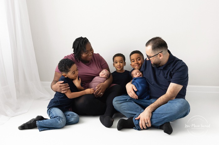Twin newborn photos with older siblings. In-studio twin newborn photos. Minimalist newborn photos. Séance nouveau-né pour jumeaux à Montréal. Montreal twin newborn session. Photographe bébé Montréal. Montreal baby photographer.