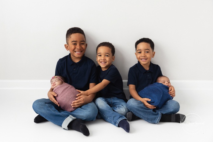 Twin newborn photos with older siblings. In-studio twin newborn photos. Minimalist newborn photos. Séance nouveau-né pour jumeaux à Montréal. Montreal twin newborn session. Photographe bébé Montréal. Montreal baby photographer.