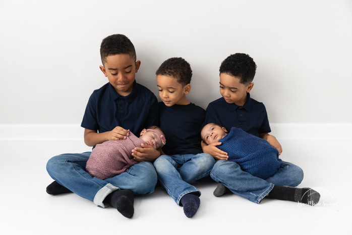 Twin newborn photos with older siblings. In-studio twin newborn photos. Minimalist newborn photos. Séance nouveau-né pour jumeaux à Montréal. Montreal twin newborn session. Photographe bébé Montréal. Montreal baby photographer.