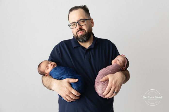 Twin newborn photos with parents. In-studio twin newborn photos. Minimalist newborn photos. Séance nouveau-né pour jumeaux à Montréal. Montreal twin newborn session. Photographe bébé Montréal. Montreal baby photographer.