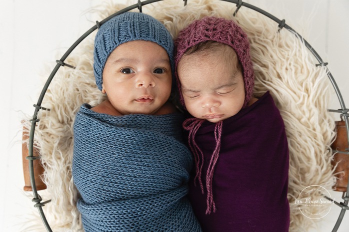 Twin newborn photos. In-studio twin newborn photos. Mixed baby newborn photos. Biracial newborn photos. Minimalist newborn photos. Séance nouveau-né pour jumeaux à Montréal. Montreal twin newborn session. Photographe bébé Montréal. Montreal baby photographer.