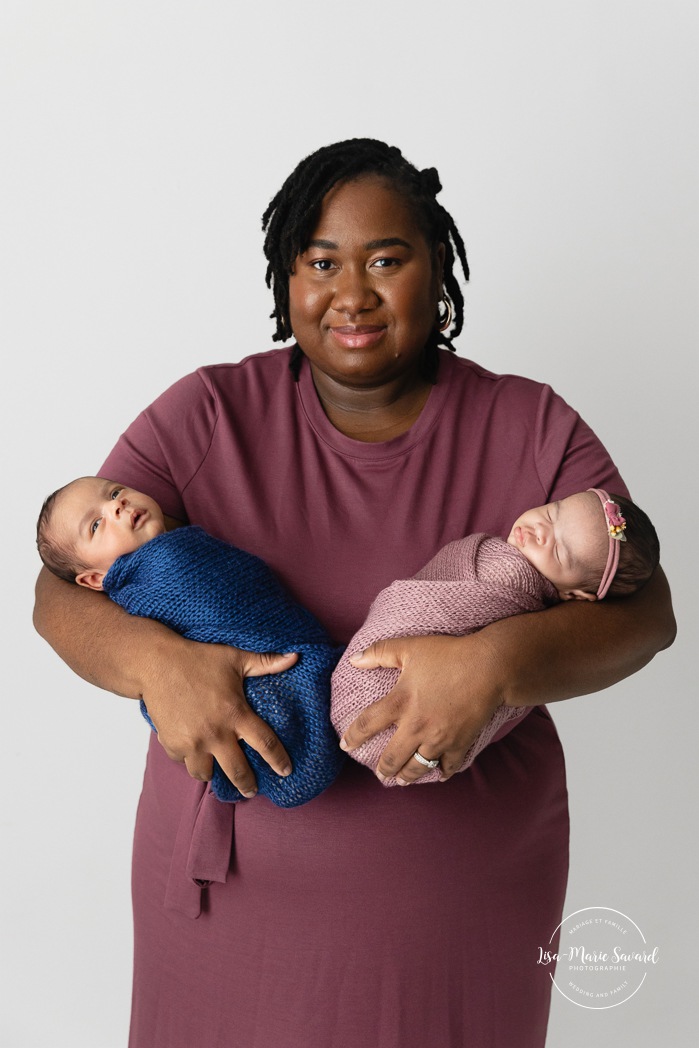 Twin newborn photos with parents. In-studio twin newborn photos. Minimalist newborn photos. Séance nouveau-né pour jumeaux à Montréal. Montreal twin newborn session. Photographe bébé Montréal. Montreal baby photographer.