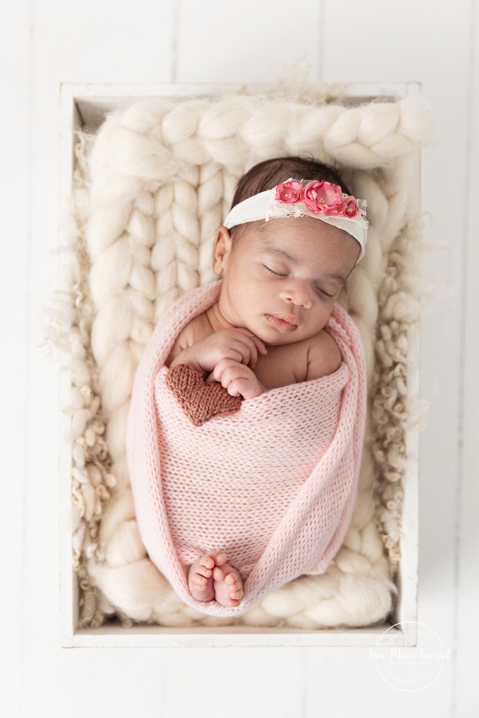 Mixed baby newborn photos. Biracial newborn photos. Minimalist newborn photos. Séance nouveau-né pour jumeaux à Montréal. Montreal twin newborn session. Photographe bébé Montréal. Montreal baby photographer.