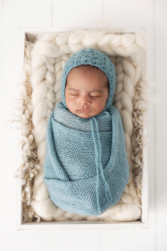 Mixed baby newborn photos. Biracial newborn photos. Minimalist newborn photos. Séance nouveau-né pour jumeaux à Montréal. Montreal twin newborn session. Photographe bébé Montréal. Montreal baby photographer.