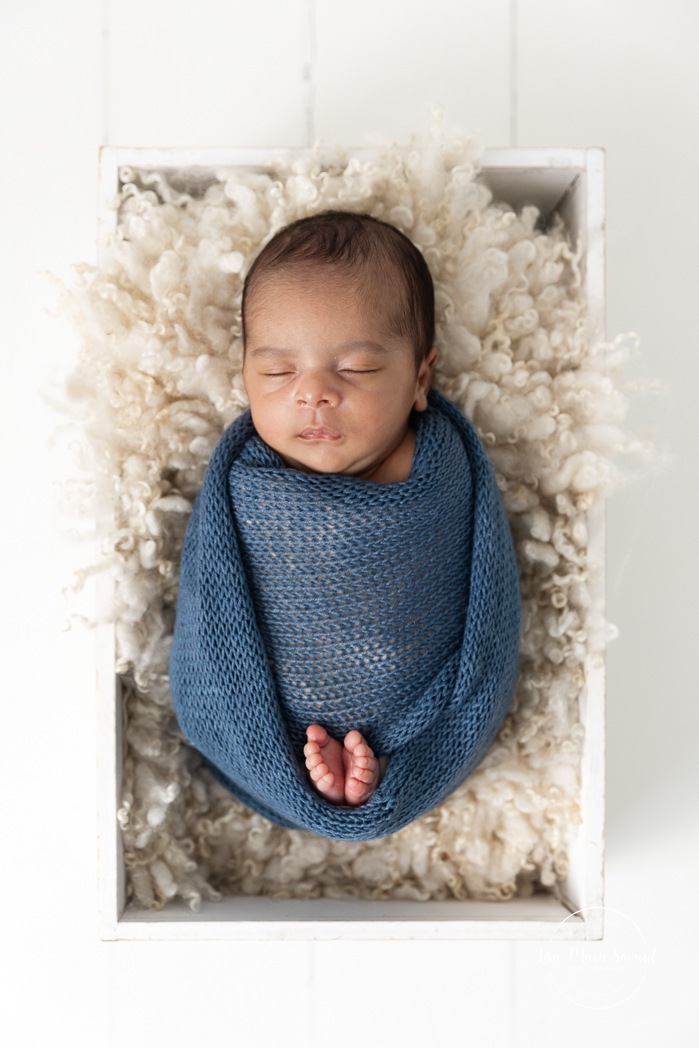 Mixed baby newborn photos. Biracial newborn photos. Minimalist newborn photos. Séance nouveau-né pour jumeaux à Montréal. Montreal twin newborn session. Photographe bébé Montréal. Montreal baby photographer.