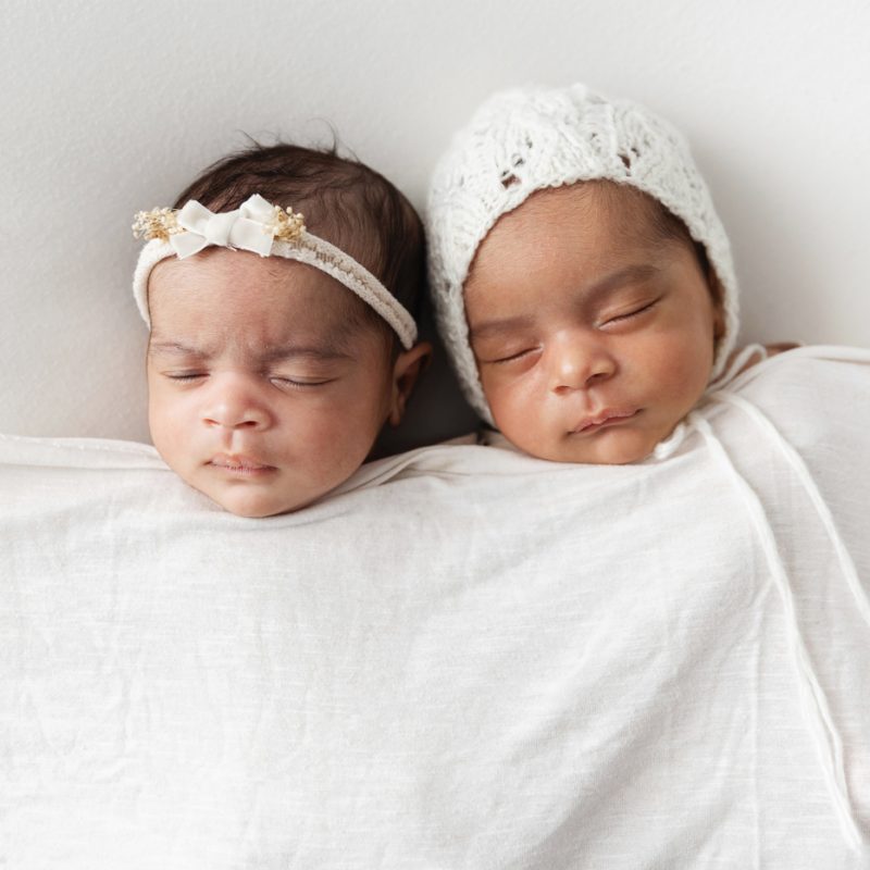 Twin newborn photos. In-studio twin newborn photos. Mixed baby newborn photos. Biracial newborn photos. Minimalist newborn photos. Séance nouveau-né pour jumeaux à Montréal. Montreal twin newborn session. Photographe bébé Montréal. Montreal baby photographer.