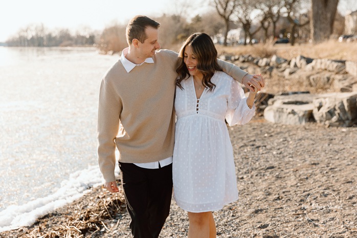 Pebble beach maternity photos. River maternity photos. Spring maternity photos. Séance photo au phare de Lachine Quai 34. Lachine lighthouse photoshoot. Photographe à Lachine. Lachine photographer.