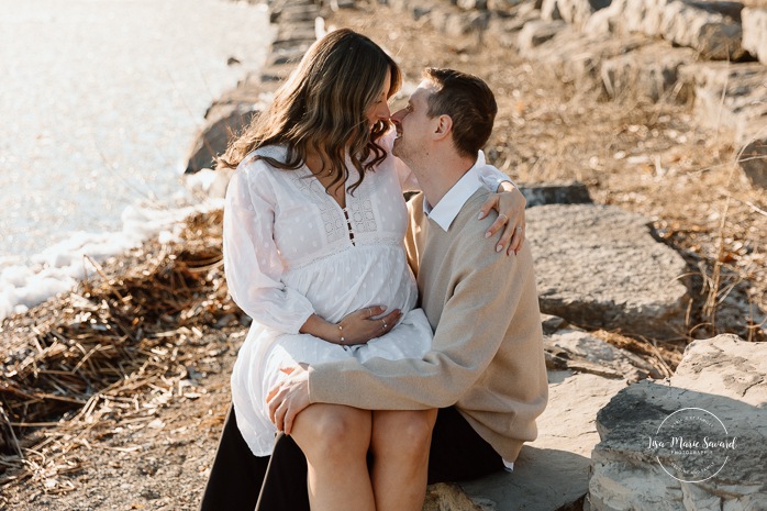Pebble beach maternity photos. River maternity photos. Spring maternity photos. Séance photo au phare de Lachine Quai 34. Lachine lighthouse photoshoot. Photographe à Lachine. Lachine photographer.