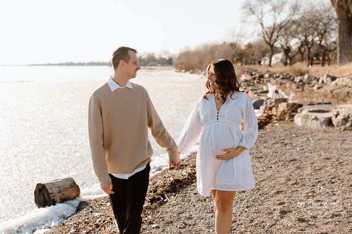 Pebble beach maternity photos. River maternity photos. Spring maternity photos. Séance photo au phare de Lachine Quai 34. Lachine lighthouse photoshoot. Photographe à Lachine. Lachine photographer.
