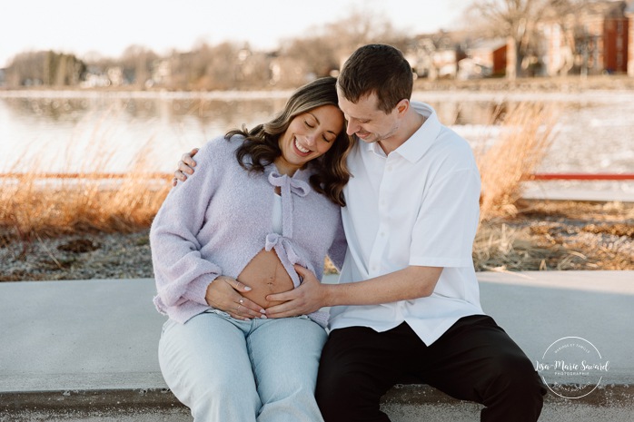 Lighthouse maternity photos. Lighthouse photoshoot. Spring maternity photos. Séance photo au phare de Lachine Quai 34. Lachine lighthouse photoshoot. Photographe à Lachine. Lachine photographer.
