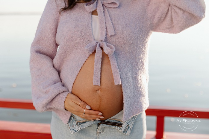 Dock maternity photos. Wharf maternity photoshoot. Spring maternity photos. Séance photo au phare de Lachine Quai 34. Lachine lighthouse photoshoot. Photographe à Lachine. Lachine photographer.