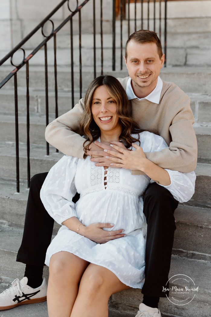 Urban maternity photos. Stairs maternity photos. Spring maternity photos. Séance photo au phare de Lachine Quai 34. Lachine lighthouse photoshoot. Photographe à Lachine. Lachine photographer.