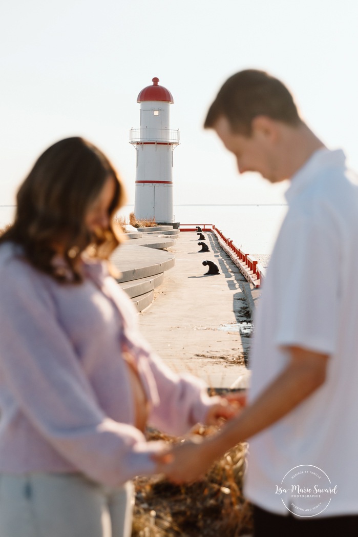 Lighthouse maternity photos. Lighthouse photoshoot. Spring maternity photos. Séance photo au phare de Lachine Quai 34. Lachine lighthouse photoshoot. Photographe à Lachine. Lachine photographer.