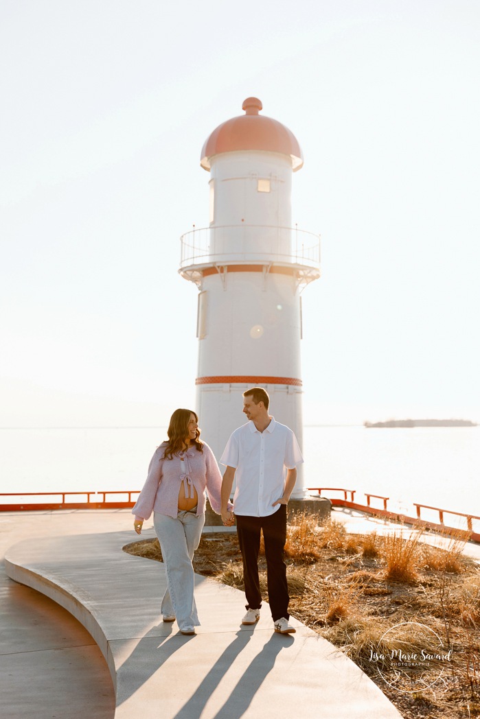 Lighthouse maternity photos. Lighthouse photoshoot. Spring maternity photos. Séance photo au phare de Lachine Quai 34. Lachine lighthouse photoshoot. Photographe à Lachine. Lachine photographer.