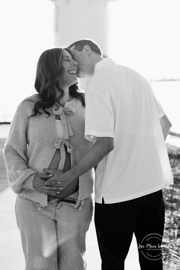 Lighthouse maternity photos. Lighthouse photoshoot. Spring maternity photos. Séance photo au phare de Lachine Quai 34. Lachine lighthouse photoshoot. Photographe à Lachine. Lachine photographer.