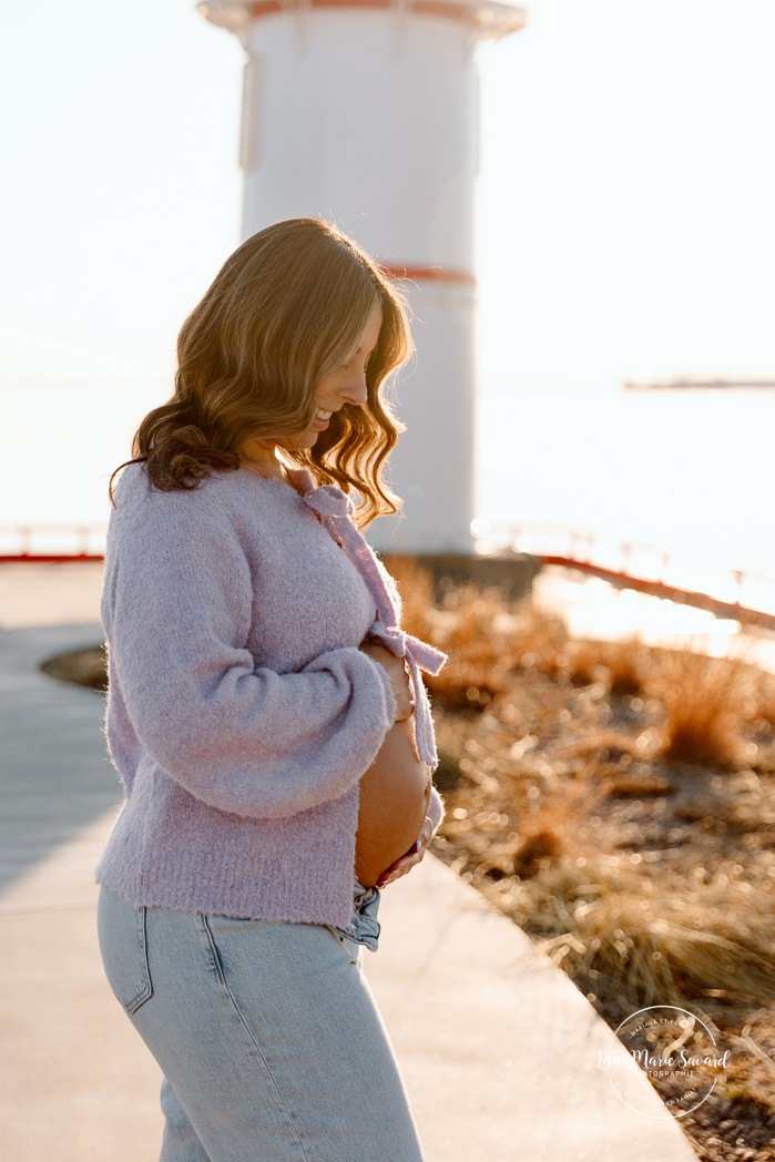 Lighthouse maternity photos. Lighthouse photoshoot. Spring maternity photos. Séance photo au phare de Lachine Quai 34. Lachine lighthouse photoshoot. Photographe à Lachine. Lachine photographer.